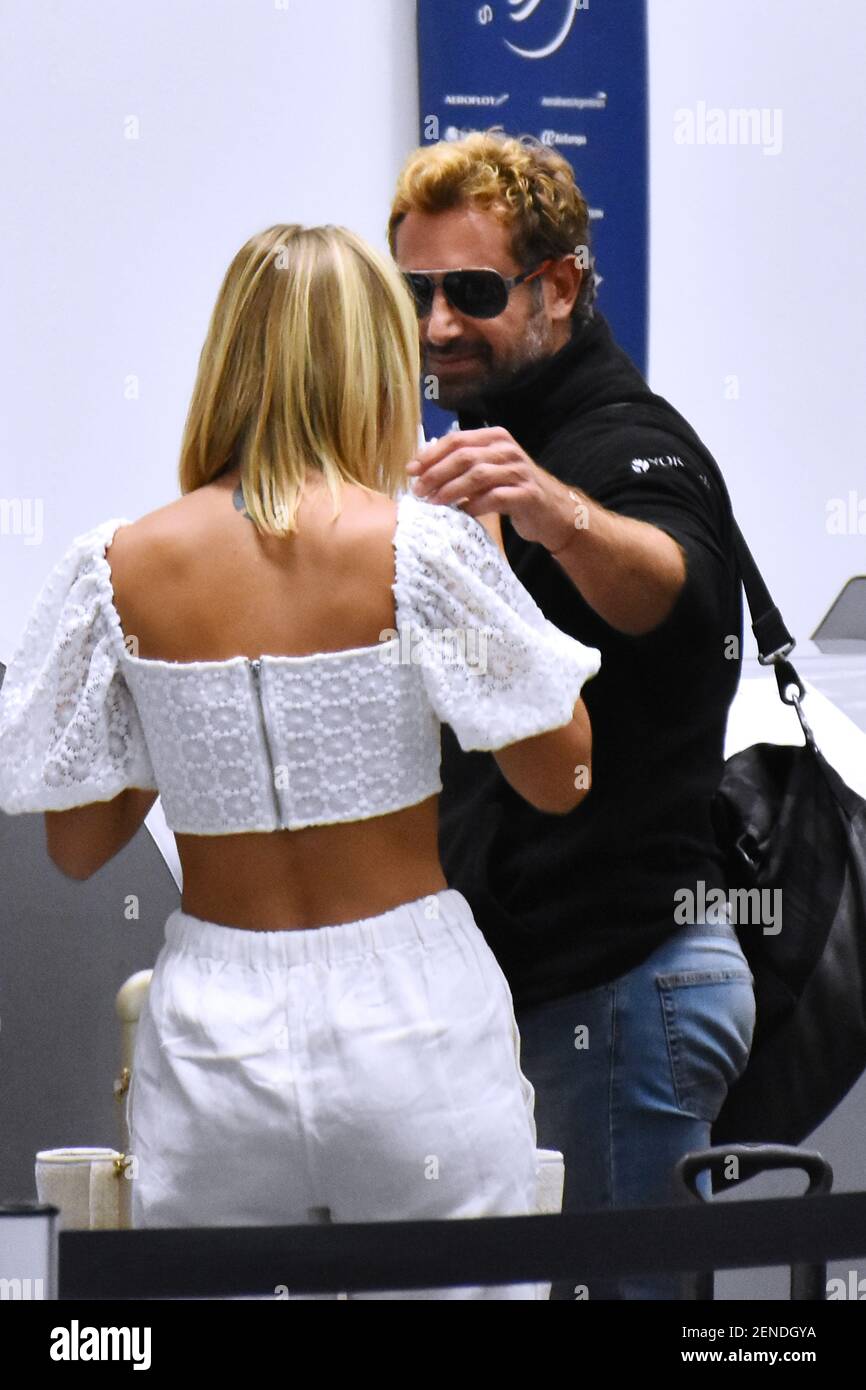 Ciudad De Mexico Mexico 1 De Agosto El Actor Gabriel Soto Y Su Novia Actriz Irina Baeva Durante El Equipaje Documentado Antes De Embarcar En El Avion A Cancun En El
