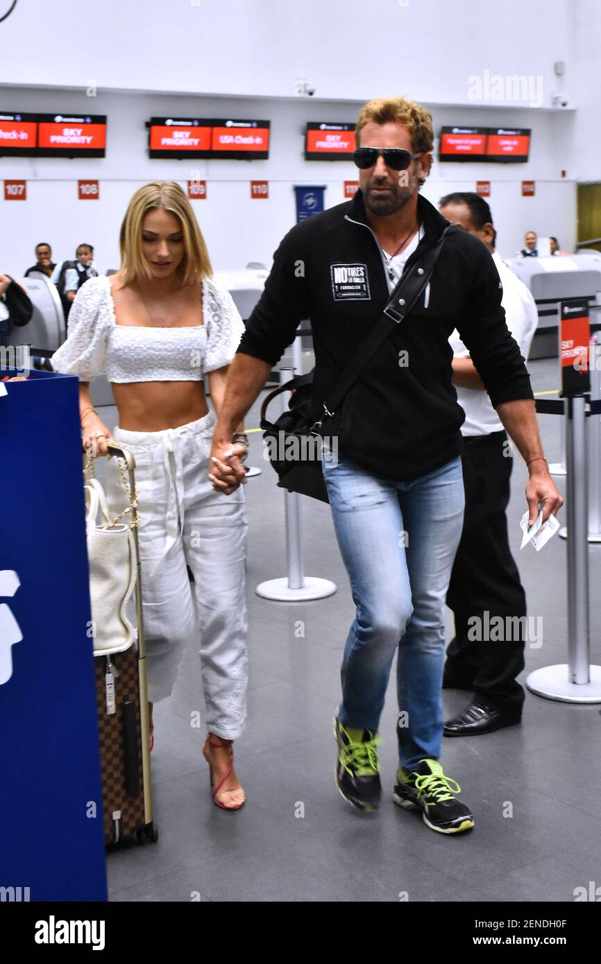 Ciudad De Mexico Mexico 1 De Agosto El Actor Gabriel Soto Y Su Novia Actriz Irina Baeva Durante El Equipaje Documentado Antes De Embarcar En El Avion A Cancun En El