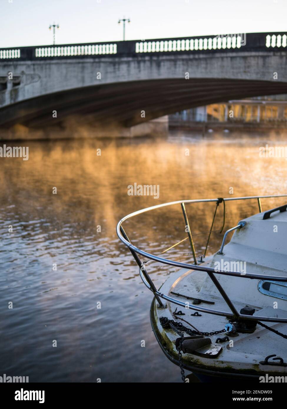 Morning Mist, Sunrise, Caversham Bridge, River Thames, Reading, Berkshire, Inglaterra, Reino Unido, GB. Foto de stock