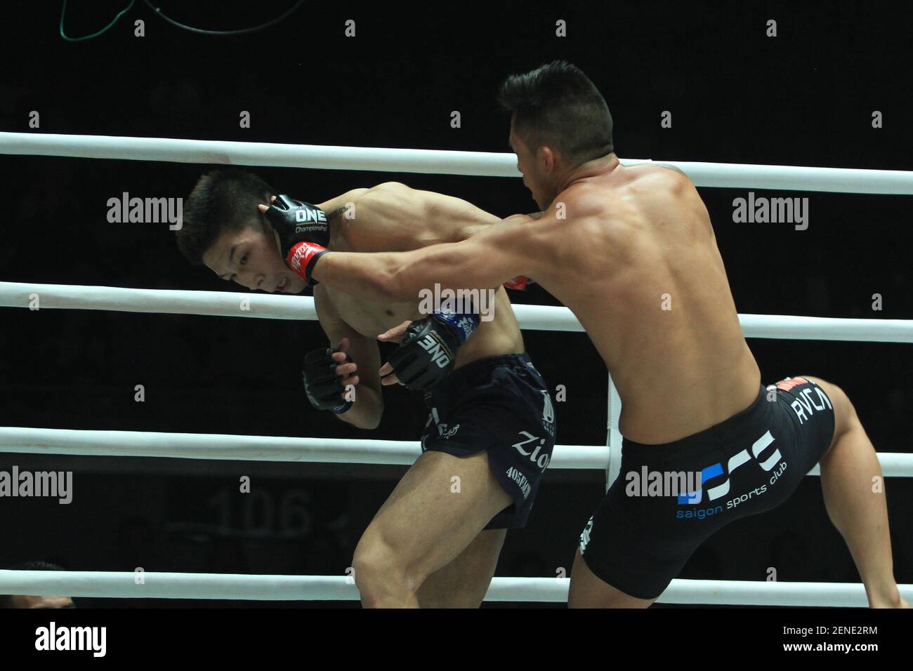 Martin Nguyen El Actual Campeon Mundial De Peso Pluma Golpea A Koyomi Matsushima De Japon Para Retener Su Campeonato En One Dawn Of Heroes El 2 De Agosto De 19 Foto De