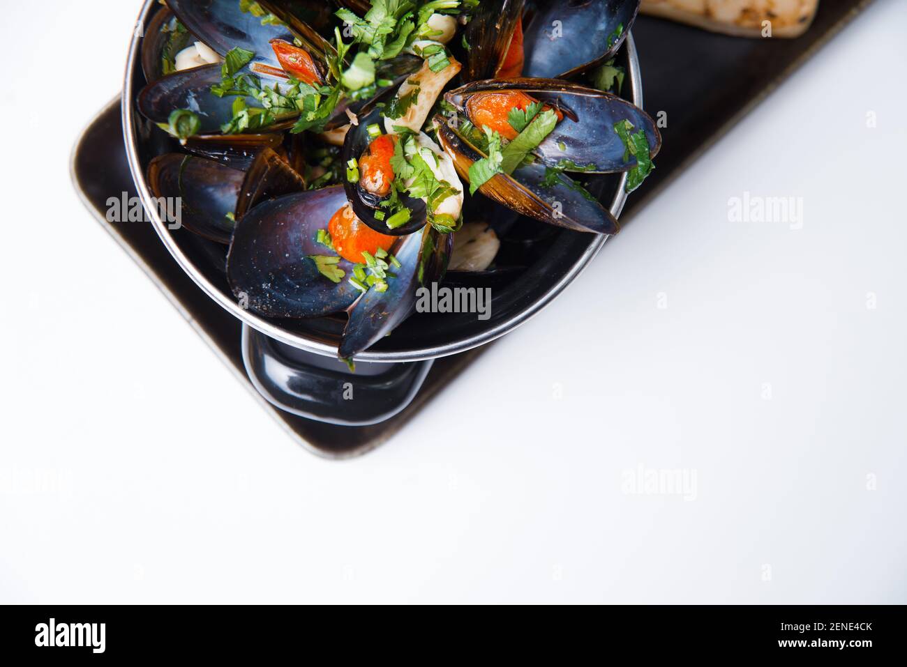 Foto de deliciosos mejillones frescos hervidos en una sartén, mariscos. Foto de stock