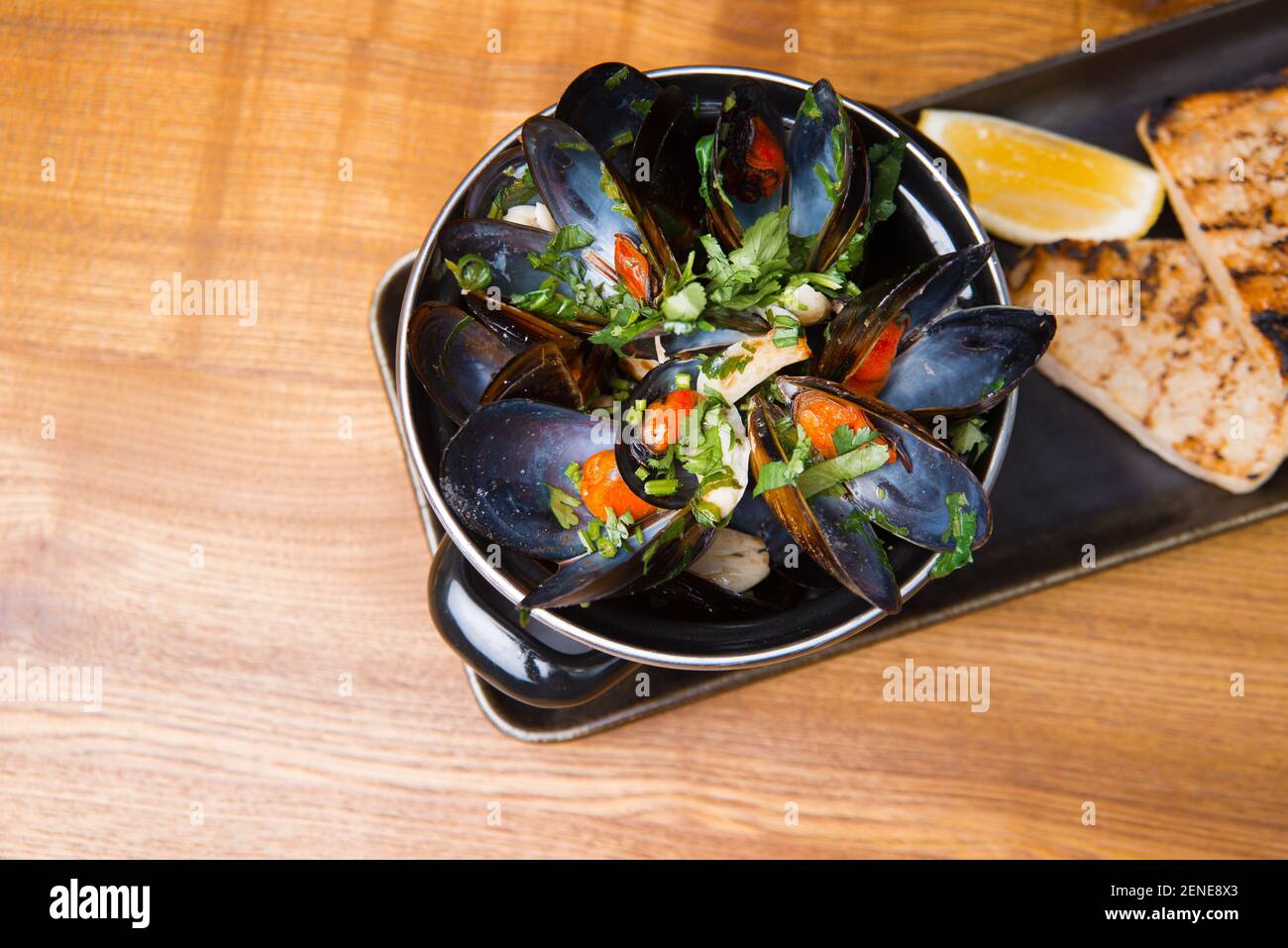 Foto de deliciosos mejillones frescos hervidos en una sartén, mariscos. Foto de stock