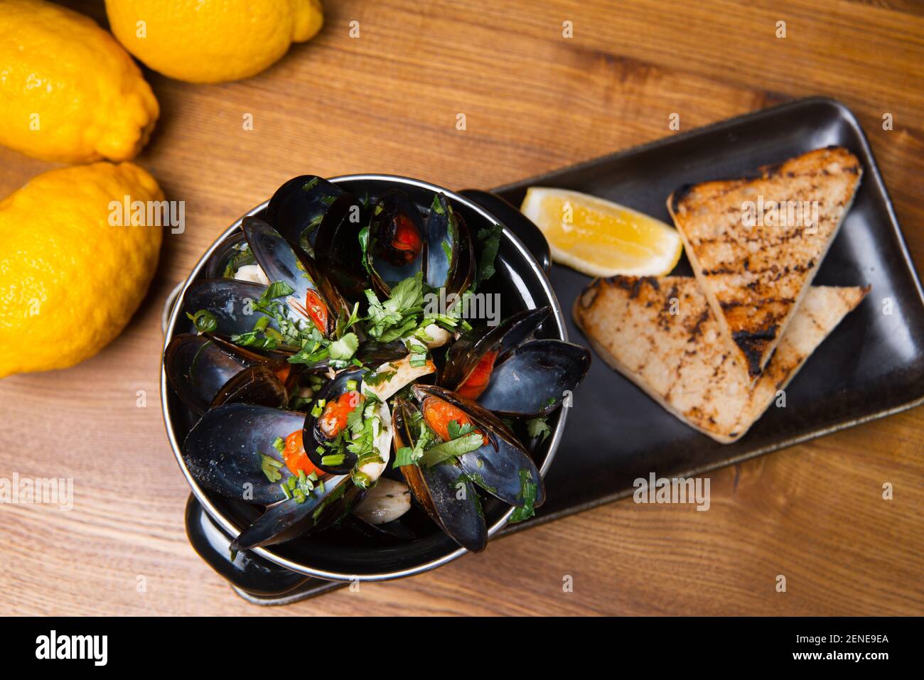 Foto de deliciosos mejillones frescos hervidos en una sartén, mariscos. Foto de stock