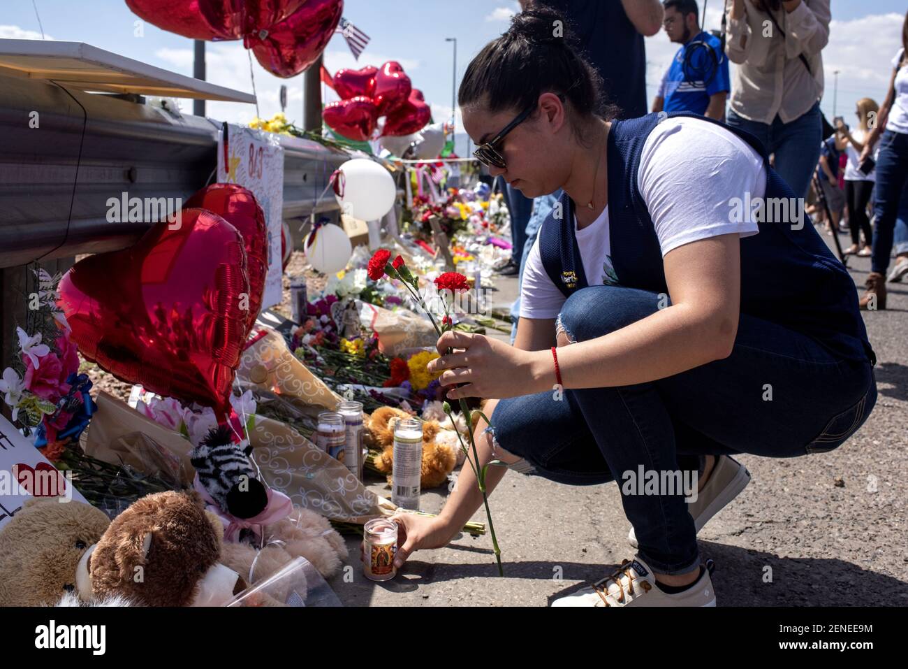 5 de agosto de 2019; el Paso, TX, EE.UU.; Un grupo de empleados de Walmart llegaron al monumento para poner flores y velas en el Cielo Vista Walmart dos días después del mortal ataque en el Paso, Texas, el 5 de agosto de 2019. Crédito obligatorio: Madeleine Cook/la República a través de EE.UU. HOY RED/Sipa EE.UU Foto de stock