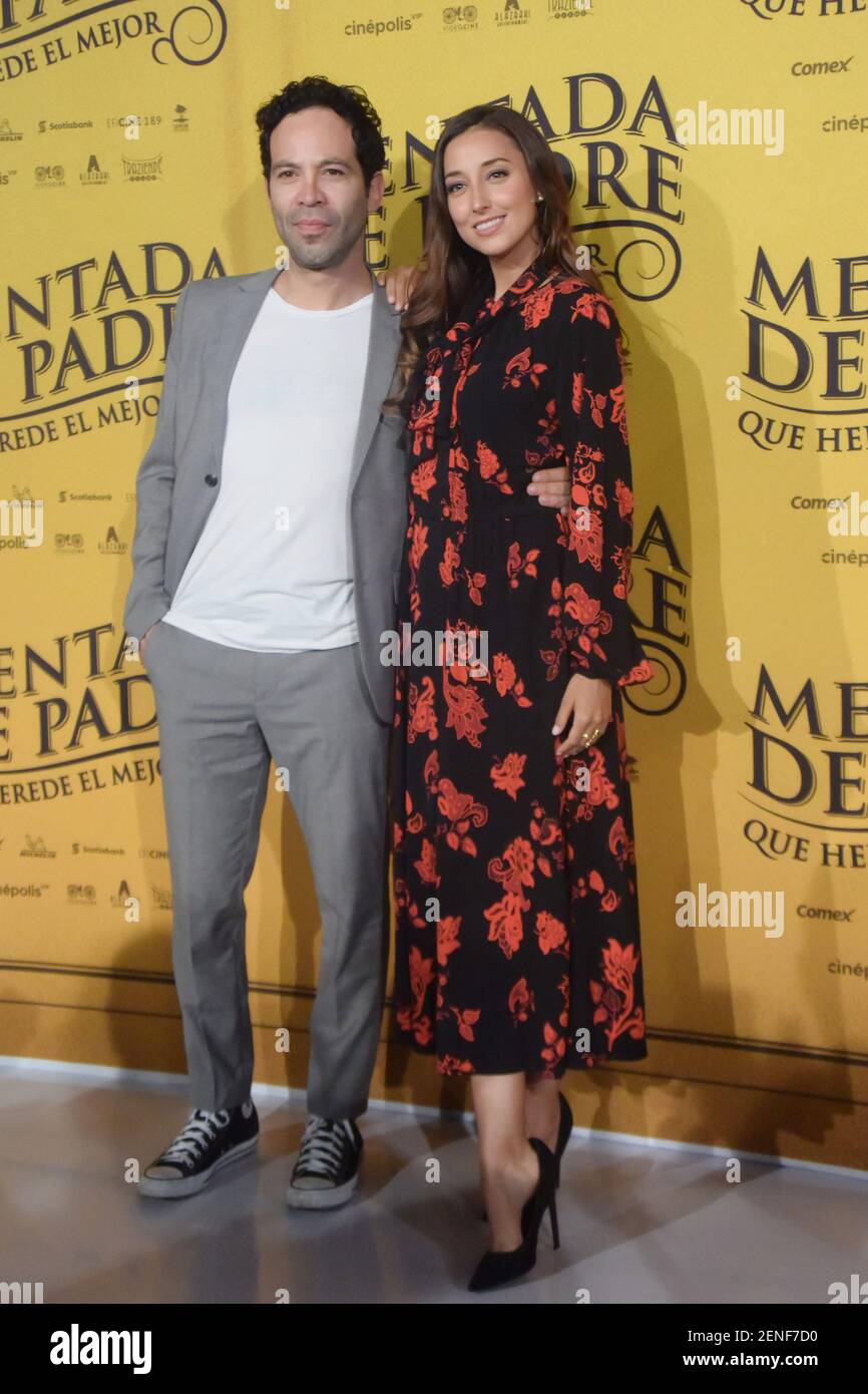 Mauricio Isaac y Sofía Sisniega posan para fotos durante una rueda de  prensa para promover la película 