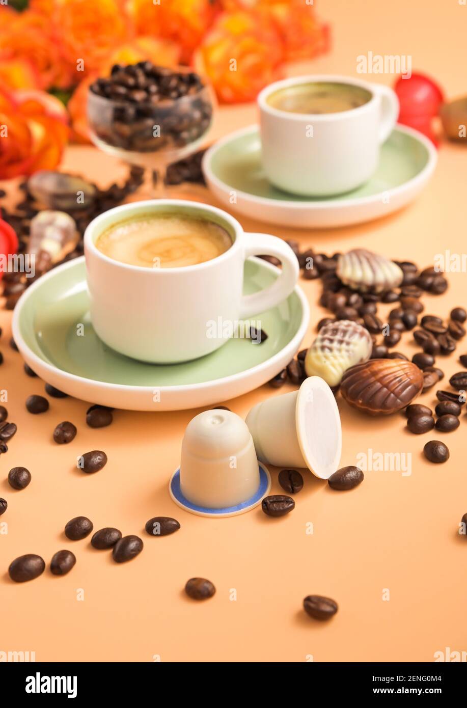 Cápsulas para una máquina espresso en la mano. Café italiano aromático.  Granos de café Arabica para la preparación de una bebida tradicional.  Vertical . Foto de alta calidad Fotografía de stock - Alamy