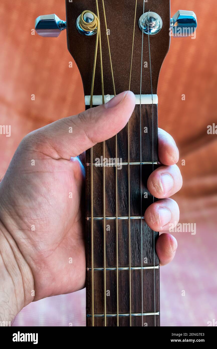 Los dedos del guitarrista callos con el fretboard acústico de la guitarra  Fotografía de stock - Alamy