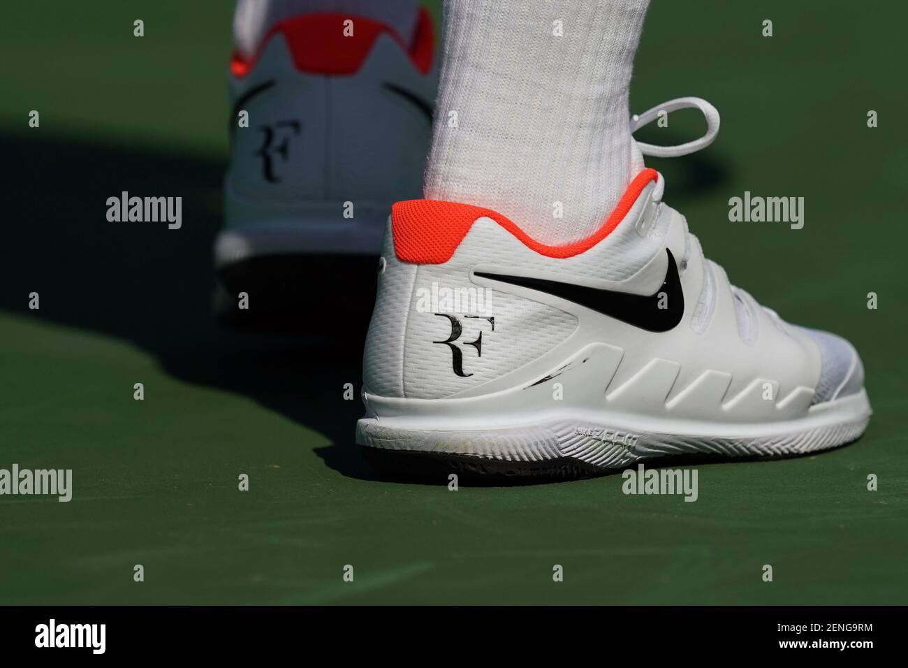 15 de agosto de 2019; Mason, OH, EE.UU.; Una vista del logotipo de RF en  las zapatillas Nike vapor X usadas por Roger Federer (sui) mientras se  prepara para servir contra Andrey