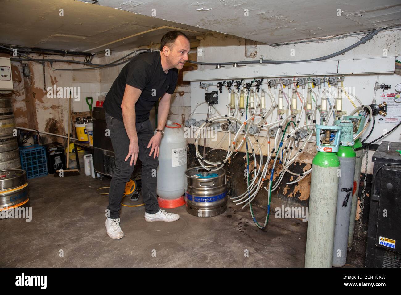 Sean Hughes propietario de 'Dylans' pub en St Albans prepara barricas de cerveza para reabrir su pub después de que el cierre de seguridad de coronavirus#3 sea levantado en Inglaterra. Foto de stock