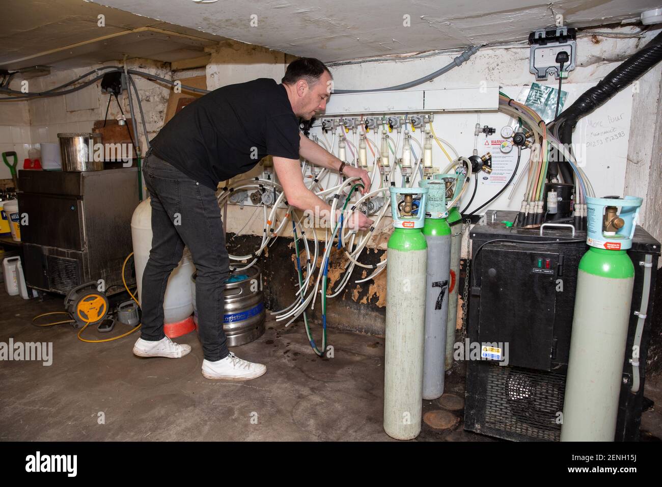 Sean Hughes propietario de 'Dylans' pub en St Albans prepara barricas de cerveza para reabrir su pub después de que el cierre de seguridad de coronavirus#3 sea levantado en Inglaterra. Foto de stock