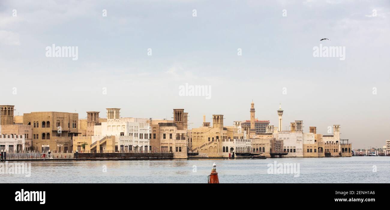 Dubai, Emiratos Árabes Unidos, 25 de febrero de 2021: Citycsape de la antigua Dubai al otro lado de Dubai creek Foto de stock