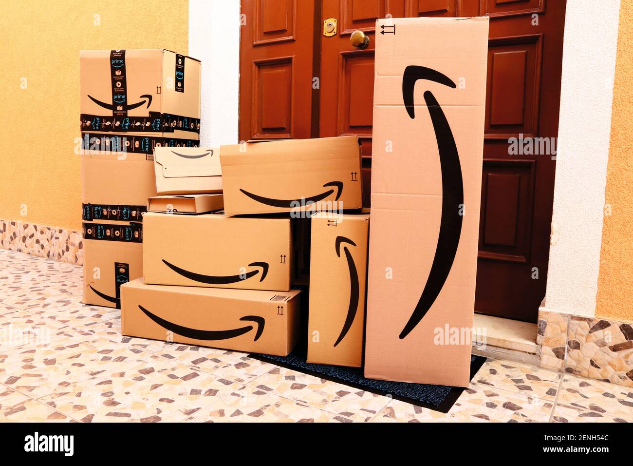 CAJAS DE cartón AMAZON entregadas en casa a la puerta principal Fotografía  de stock - Alamy
