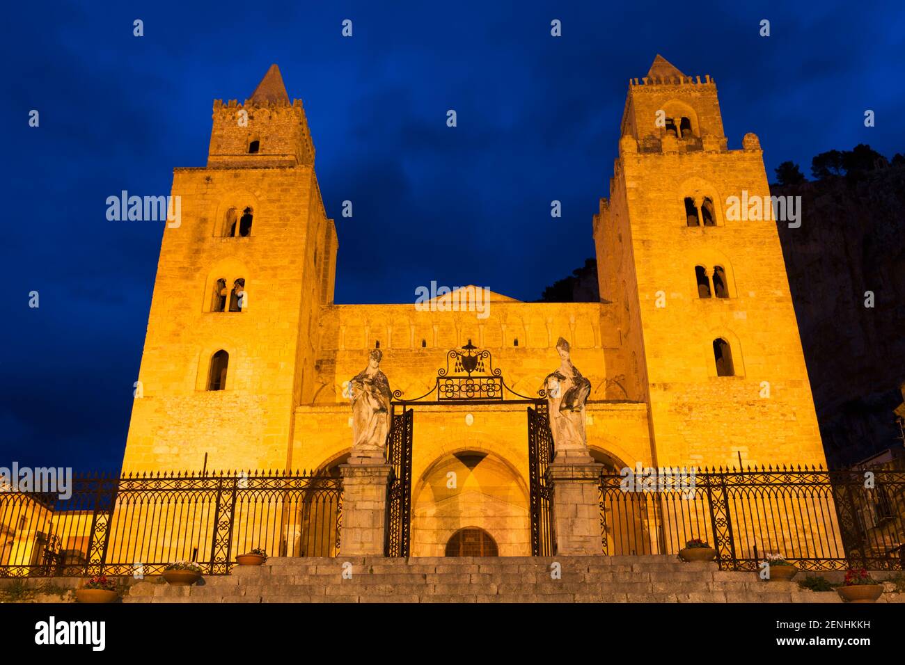 Italia, Sicilia, Cefalu, la catedral también conocida como el Duomo, era 1148 Foto de stock