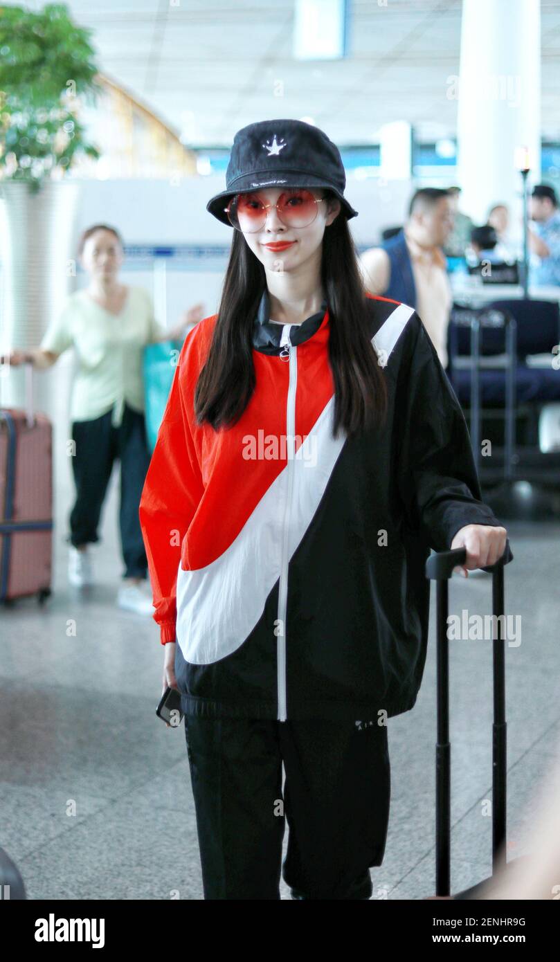 La actriz China Song Yi llega al aeropuerto internacional de Beijing  Capital después de aterrizar en Beijing, China, el 23 de agosto de 2019.  Cortavientos: Nike Shoes: Nike Suitcase: MIUI (Foto de