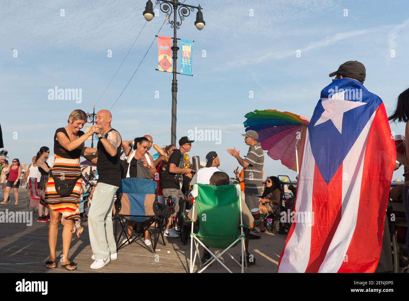 Merengue y fiesta de baile de salsa en el paseo marítimo de Coney