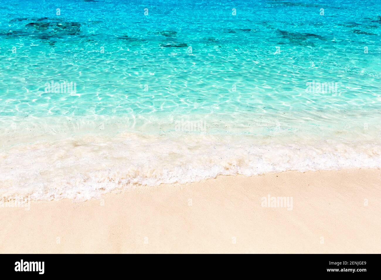 Ola del mar en la playa de arena en Punta Cana, República Dominicana. Paisaje de verano tropical. Concepto de vacaciones de playa de verano. Foto de stock