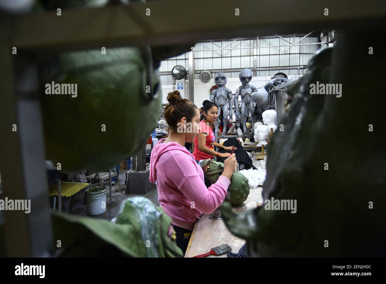 CUERNAVACA, MÉXICO 27 DE AGOSTO Una chica vio trabajar en la máscara