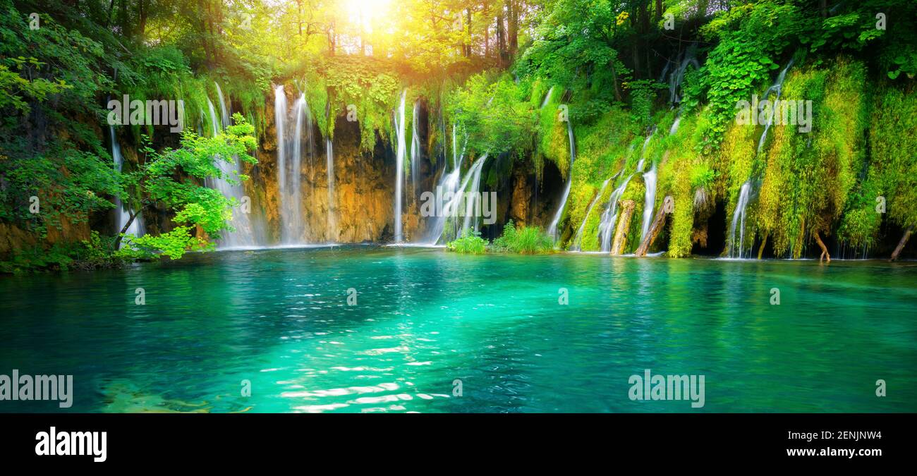 Cascada y exótico paisaje del lago del Parque Nacional de Los Lagos de Plitvice, patrimonio mundial natural de la UNESCO y famoso destino turístico de Croacia. Los lagos Foto de stock