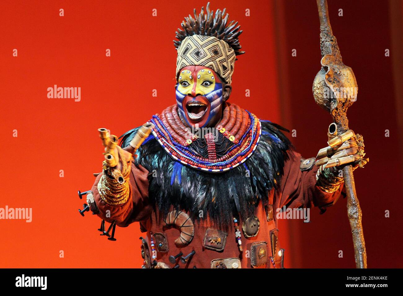 de ultramar presente Masculinidad Lindiwe Mkhize como Rafiki en el musical del Rey León en el Teatro Lope de  Vega el 29 de agosto de 2019 en Madrid, España. (Foto de Itahisa  Hernández/Alter Photos/Sipa USA Fotografía