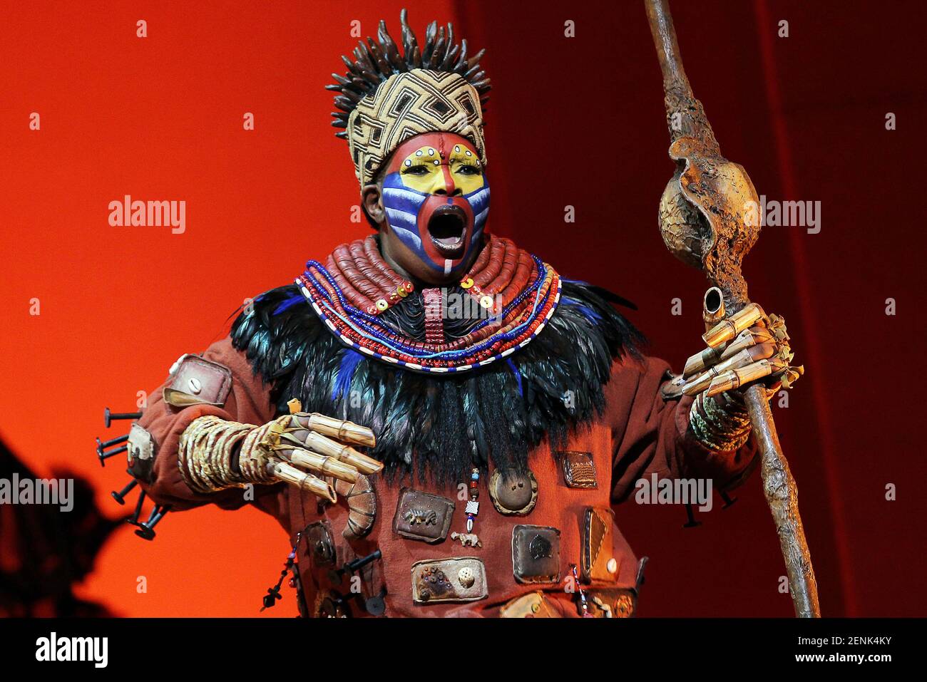 Lindiwe Mkhize como Rafiki en el musical del Rey León en el Teatro Lope de  Vega el 29 de agosto de 2019 en Madrid, España. (Foto de Itahisa  Hernández/Alter Photos/Sipa USA Fotografía