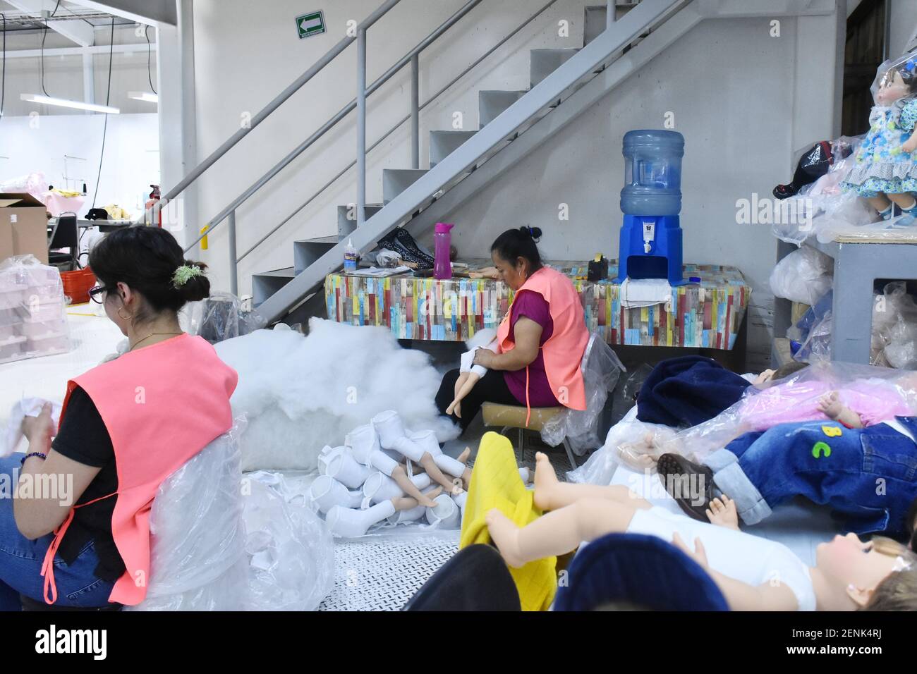 CIUDAD DE MÉXICO, MÉXICO - 29 DE AGOSTO: Un trabajador de la fábrica de  muñecas Geli se ve haciendo el final de una muñeca durante el proceso de  fabricación para ser distribuido