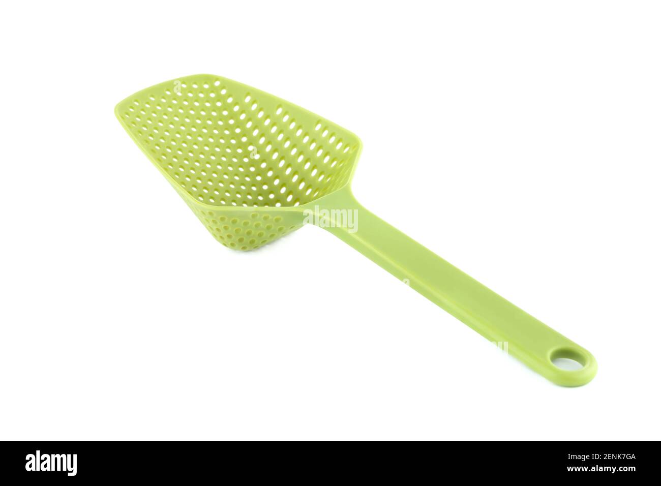 Skimmer utensilio de cocina de plástico verde aislado sobre fondo blanco. Foto de stock