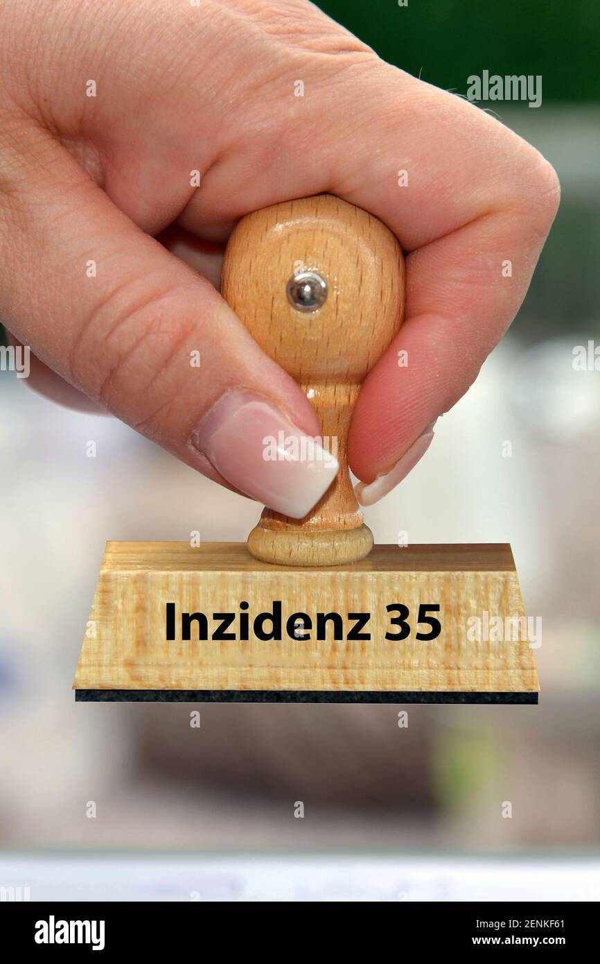 Hand mit Stempel, Frauenhand, Aufschrift: Inzidenz 35, Corona-Schwellenwert, Ansteckungsrisiko, Ansteckungsgefahr, Covid-19, Foto de stock