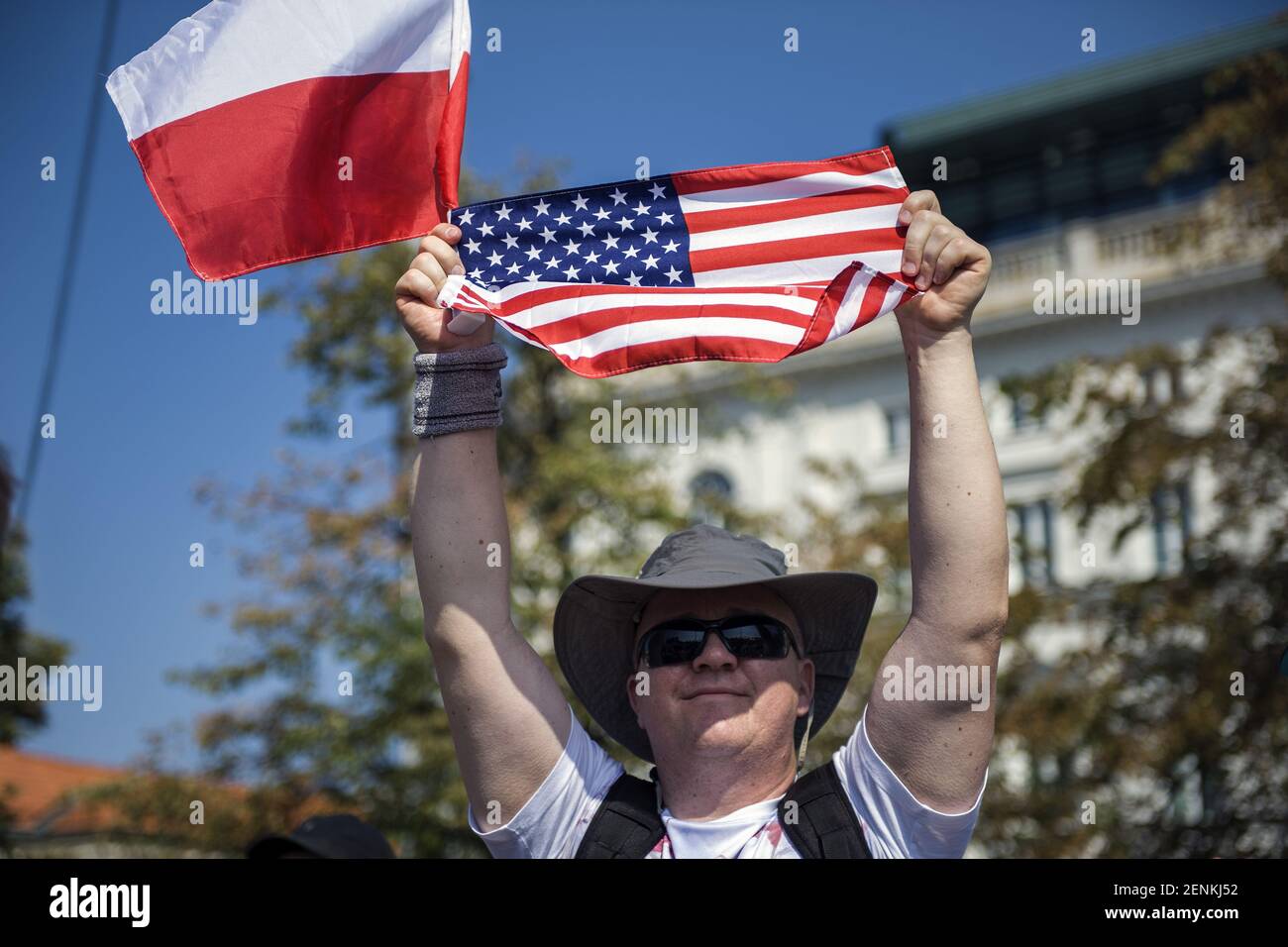 Un hombre tiene la bandera de Estados Unidos y Polonia mientras escucha el  discurso del vicepresidente Mike Pence durante la ceremonia del 80º  aniversario del estallido de la Segunda Guerra Mundial. El