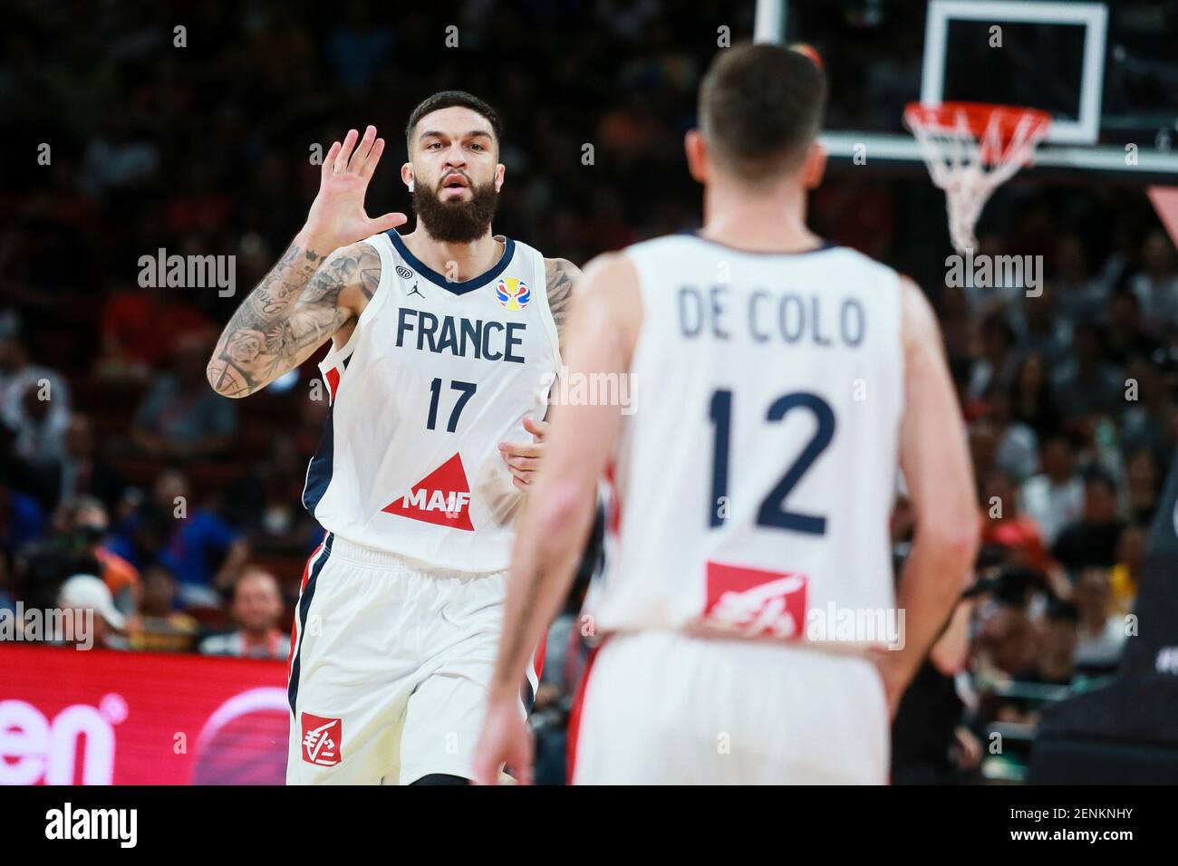 Vincent Poirier del equipo nacional de baloncesto de Francia reacciona  mientras compite contra el equipo nacional de baloncesto de Alemania en el  primer partido encontrado del grupo G durante la Copa Mundial