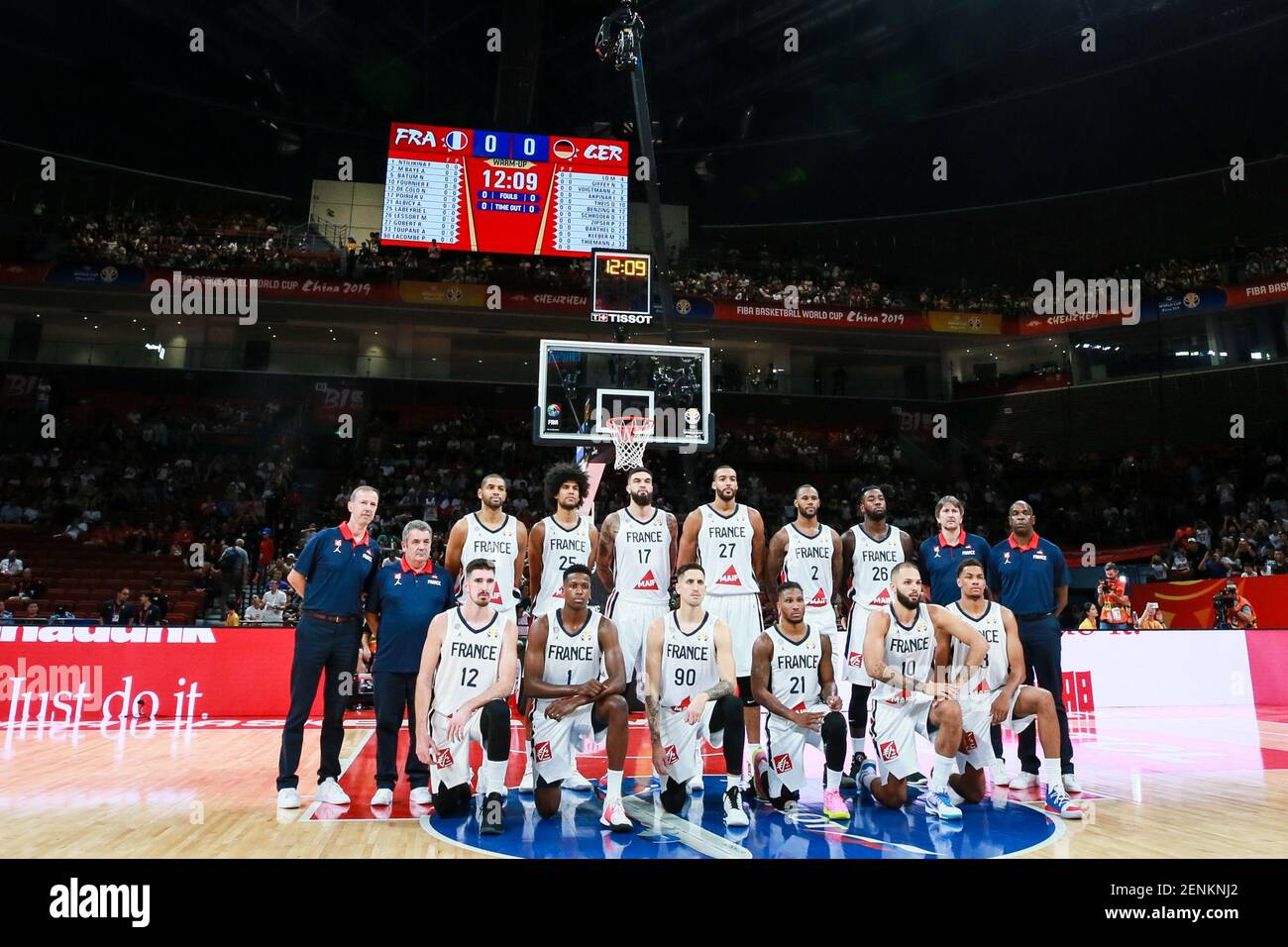 Los jugadores de la formación inicial del equipo nacional de baloncesto de  Francia posan para hacer fotos antes de competir contra el equipo nacional  de baloncesto de Alemania en el primer partido