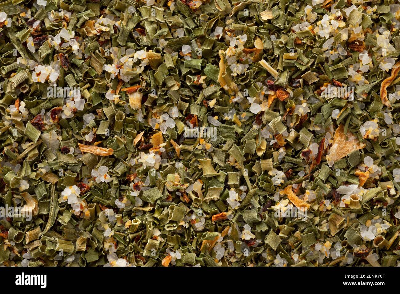 SEL de Camargue y las hierbas aromáticas se acercan a todo el marco como fondo Foto de stock