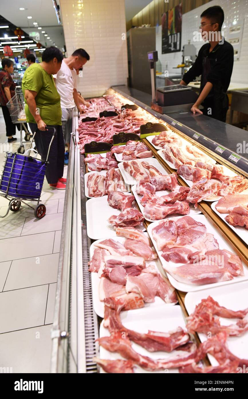 compradores chinos compran carne de cerdo y otros productos cárnicos en supermercado en la ciudad de Nanchang, provincia de Jiangxi, al este de China, el 4 de septiembre de 2019.