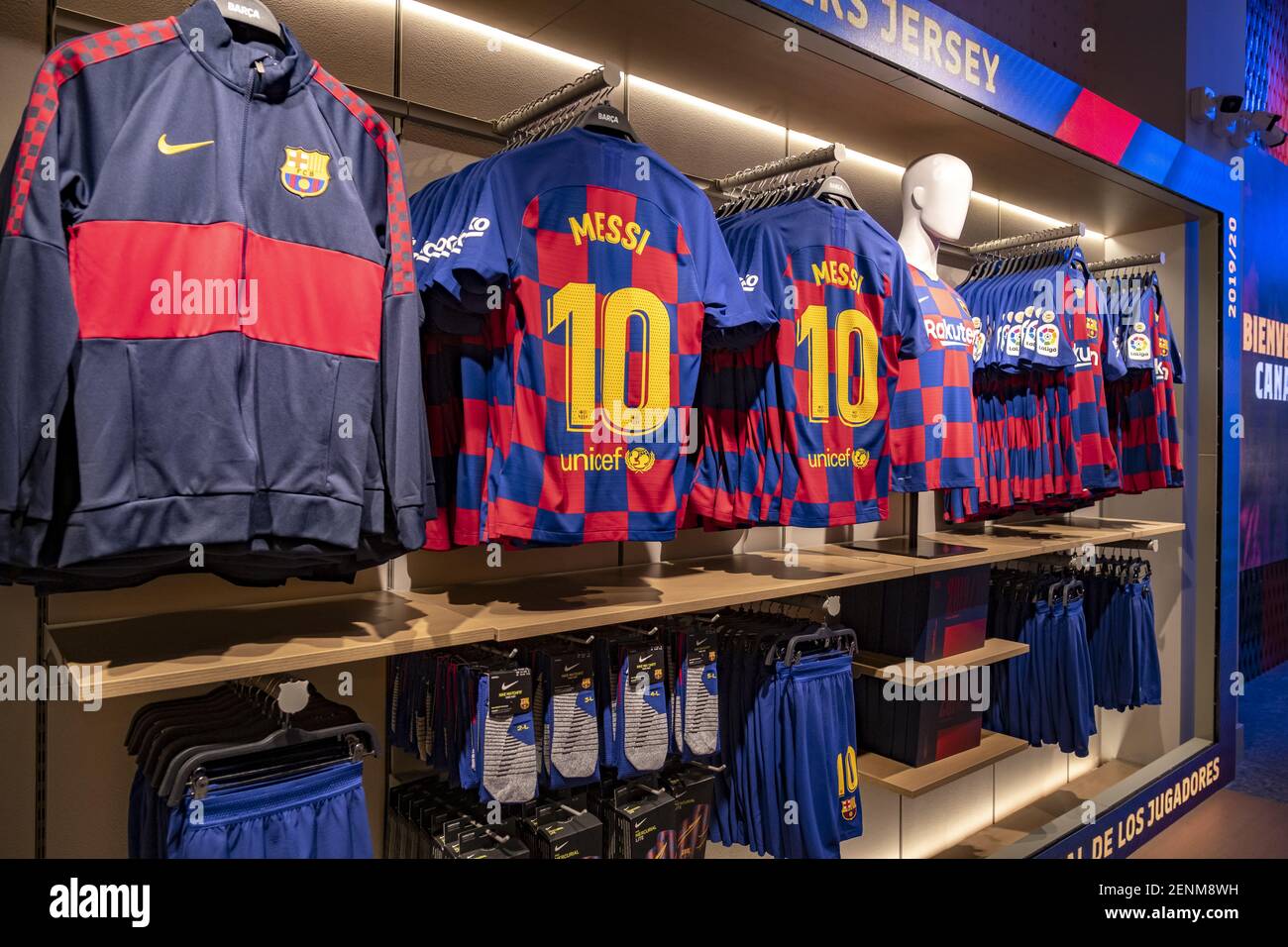 El nuevo equipo de fútbol del Club con el número 10 de Messi la tienda del club. El club de fútbol del FC Barcelona abre nueva tienda en el corazón de