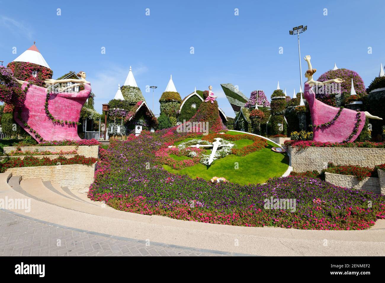 Reloj floral en Dubai Miracle Garden, un jardín de flores situado en  Dubailand, Dubai, Emiratos Árabes Unidos. Reloj de flores Fotografía de  stock - Alamy