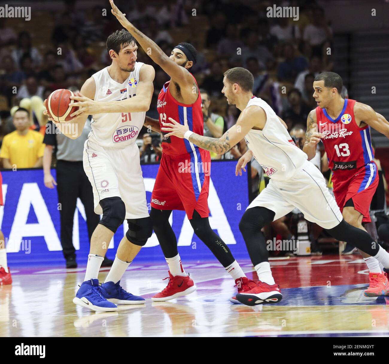 Boban Marjanovic de Serbia, a la izquierda, mantiene el balón durante la segunda  ronda contra Puerto Rico en la FIBA Basketball World Cup en la ciudad de  Wuhan, en la provincia de¡¯Hubei,