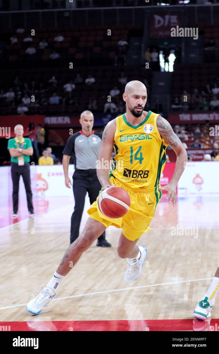 Marquinhos Sousa, de Brasil, gotea contra la República Checa durante el  partido del Grupo K de la Copa Mundial de Baloncesto 2019 de la FIBA en la  ciudad de Shenzhen, al sur