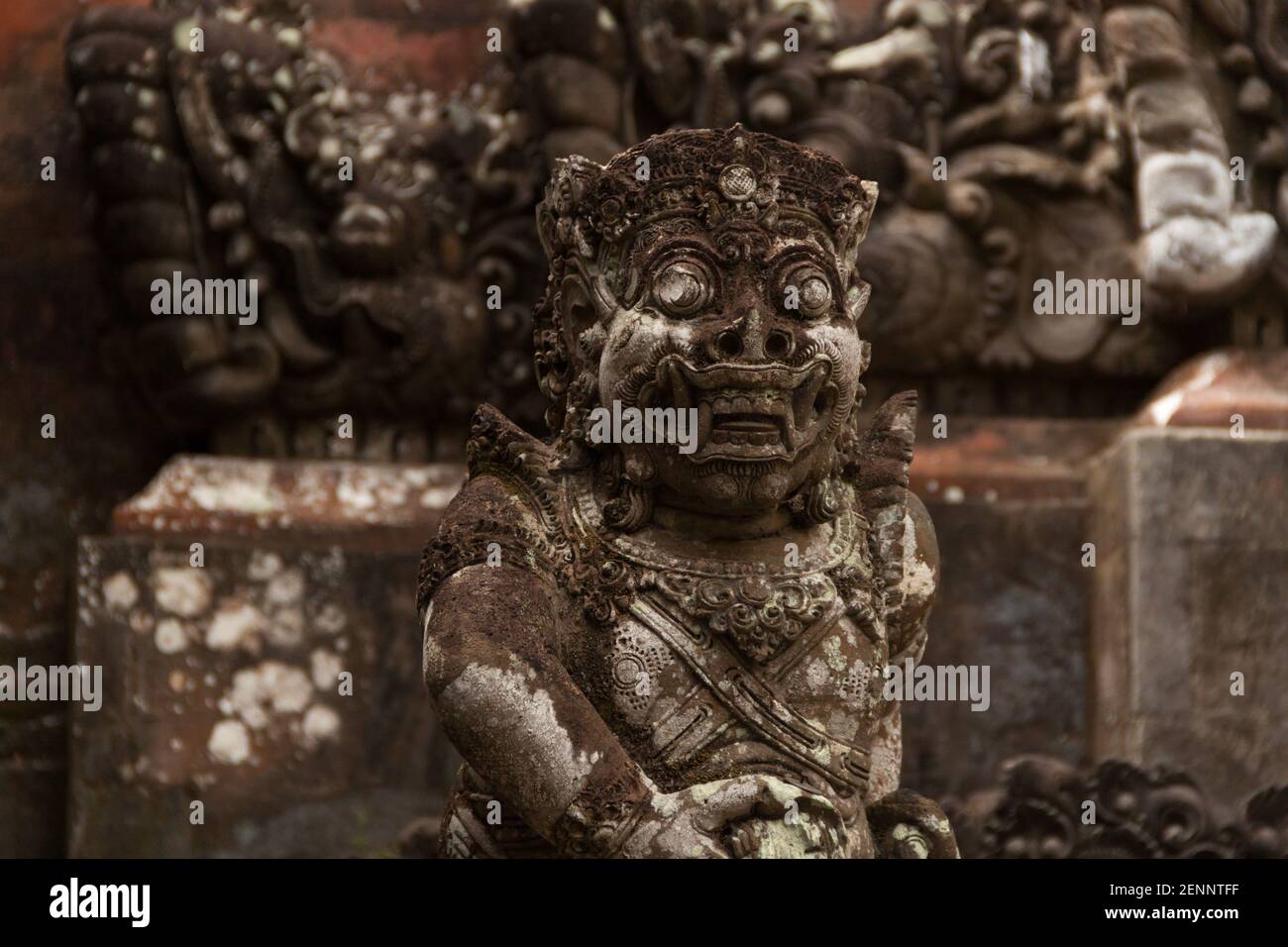 Una de las estatuas del guardián de la puerta en el Templo Saraswati en Ubud, Bali Foto de stock