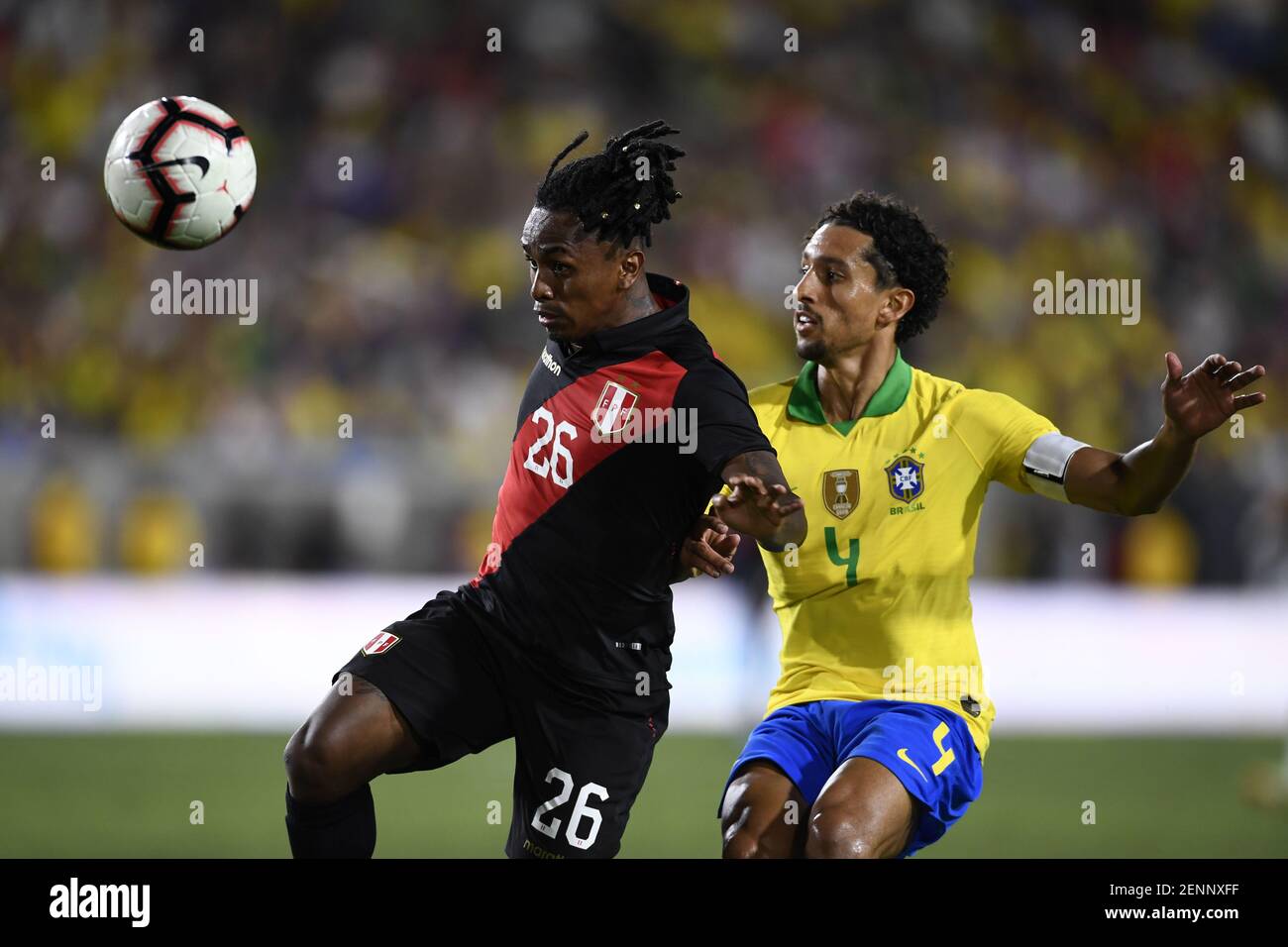10 de septiembre de 2019; los Angeles, CA, EE.UU.; El delantero peruano  Yordy Reyna (26) y Marquinhos (4), defensor de Brasil, lucharon por el  balón durante la segunda mitad del partido sudamericano