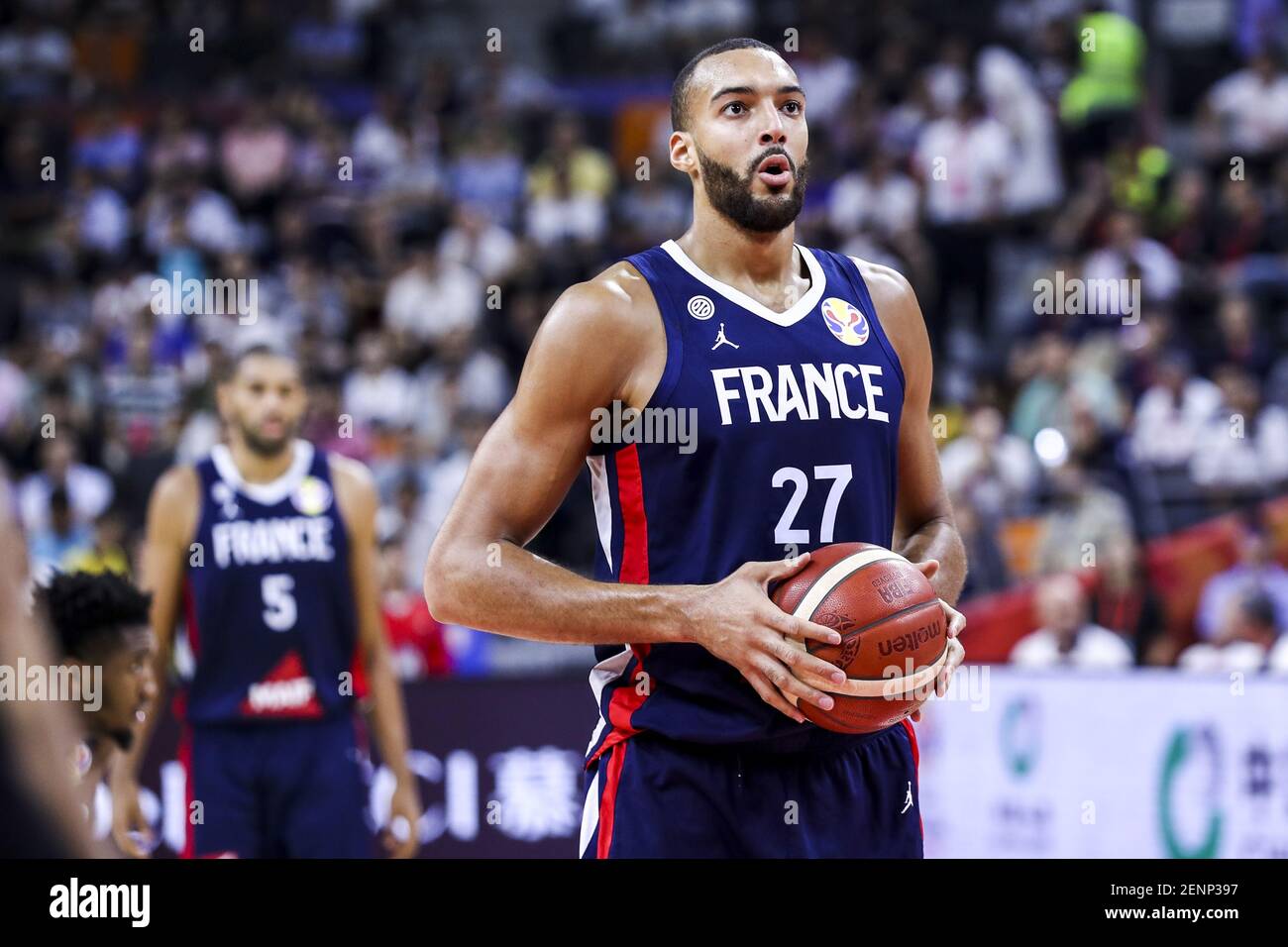 Rudy Gobert de Francia se prepara para un tiro libre durante la Copa del  Mundo de baloncesto FIBA 2019 encuentro de cuartos de final entre los  Estados Unidos y de Francia en