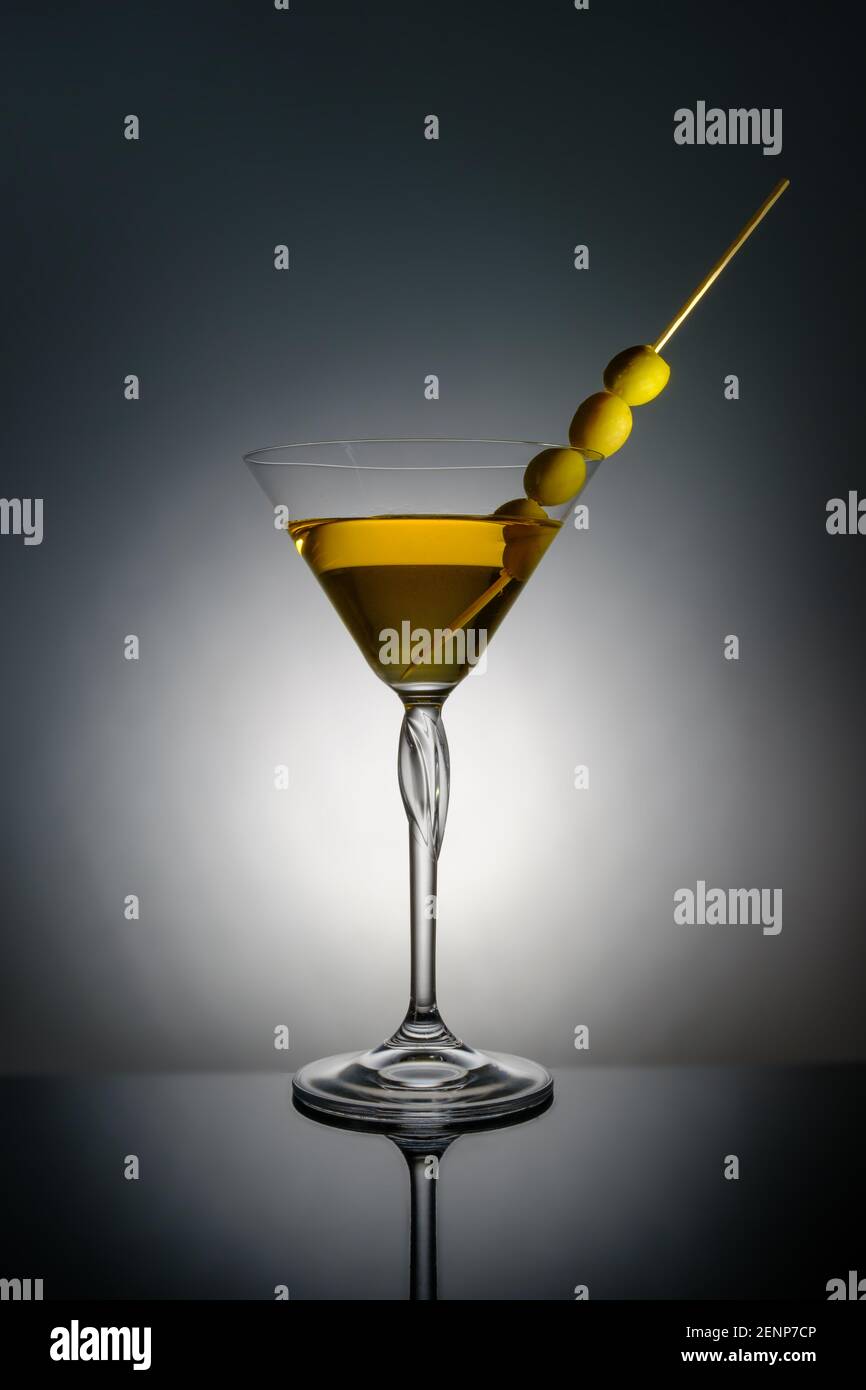 de martini clásico y aceitunas, martini y vodka, publicitaria, fondo blanco negro Fotografía stock - Alamy