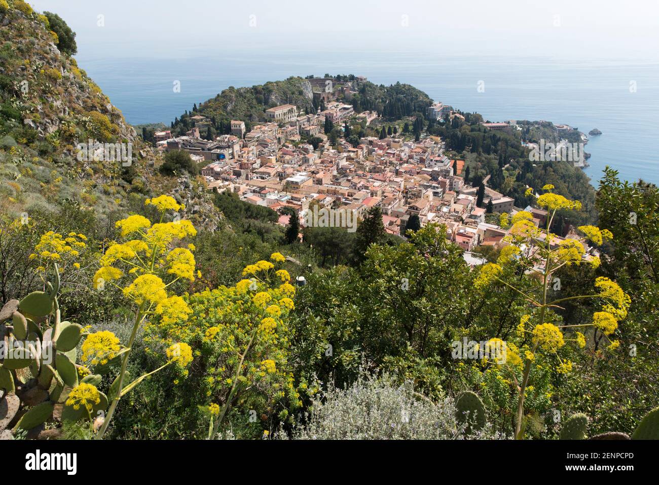 Italia, Sicilia, Taormina, vista de la ciudad desde una ruta de senderismo que muestra la ciudad contra el mar Foto de stock