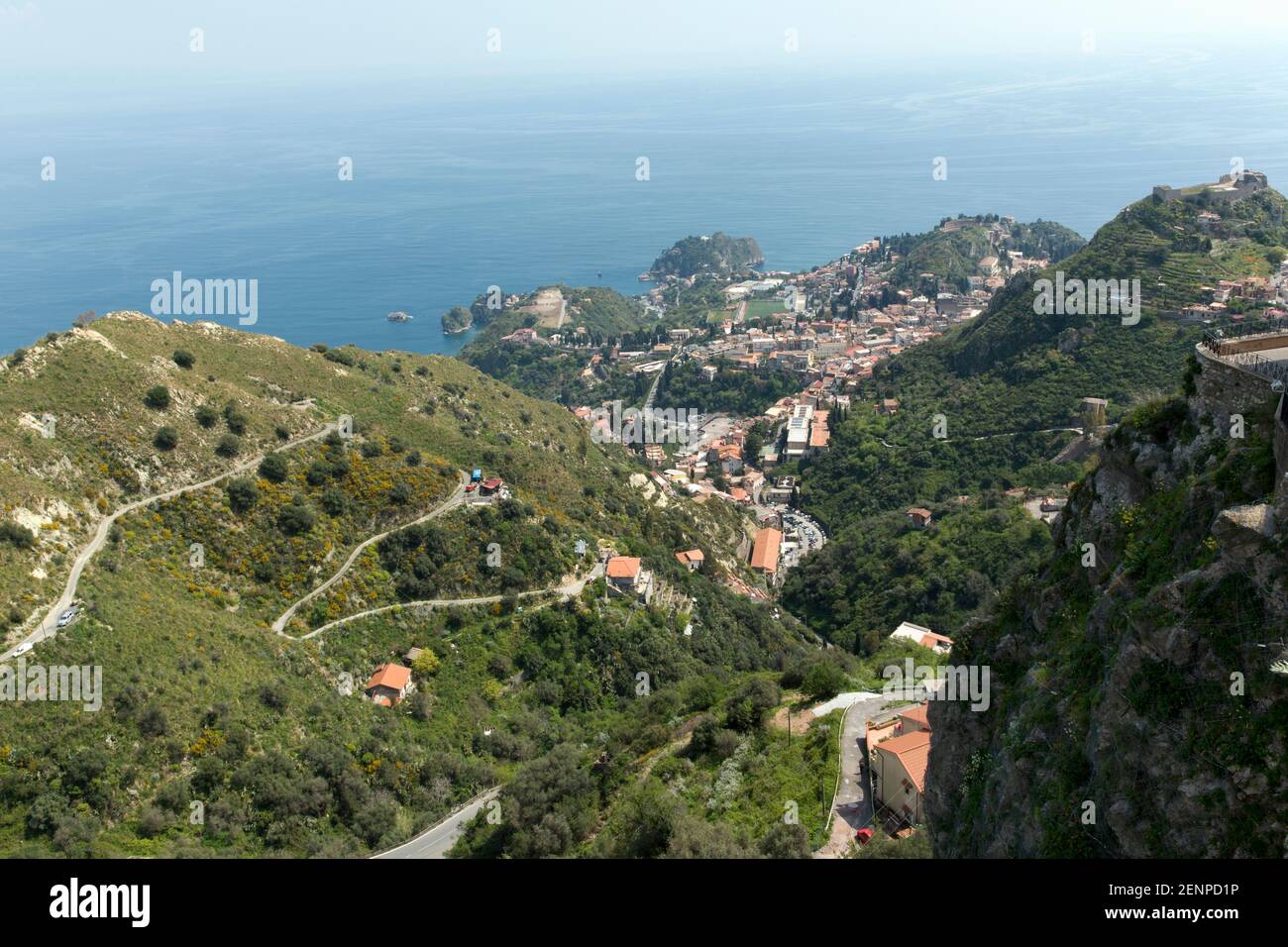 Italia,Sicilia,Taormina, vista de la ciudad desde un sendero cosiendo la ciudad contra el mar Foto de stock