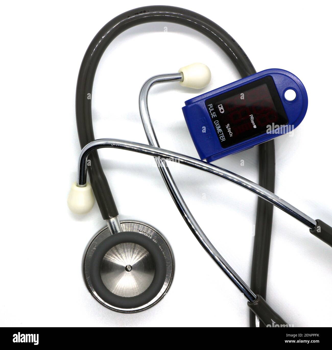 Foto de un estetoscopio y un pulsioxímetro sobre un fondo blanco Herramientas  médicas básicas para los trabajadores de la salud durante la pandemia  Fotografía de stock - Alamy