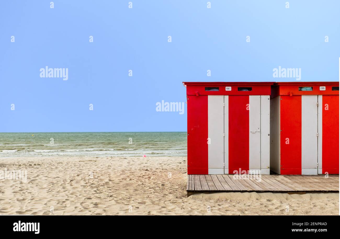 Fila de cabañas de madera vintage en la playa de Dunkerque en Francia Foto de stock