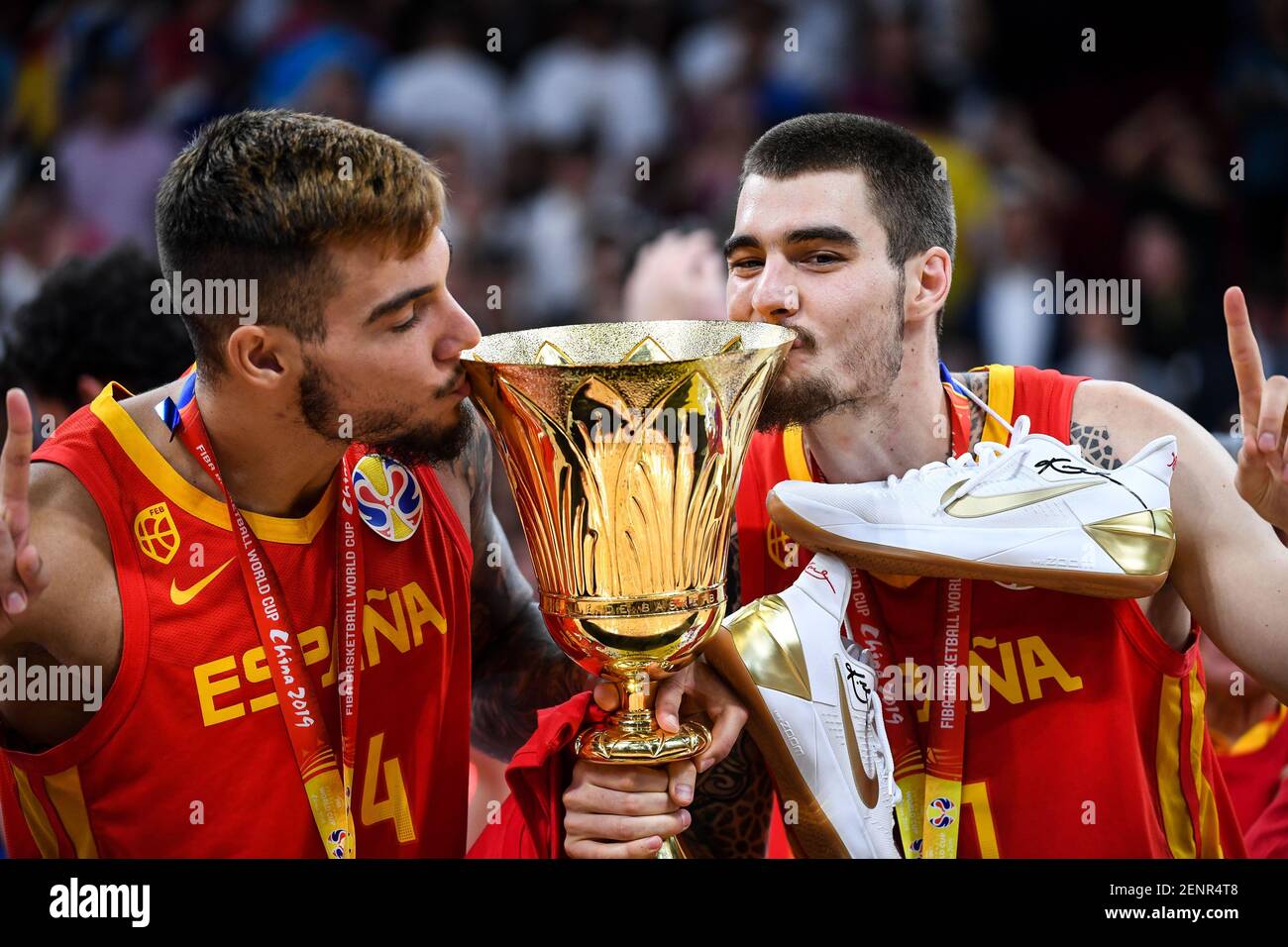 Juan Hernangomez, de derecha, y Willy Hernangomez besan la Copa después de  ganar la final de la Copa Mundial de Baloncesto España vs Argentina 2019  FIBA en beijng, China, 15 de septiembre
