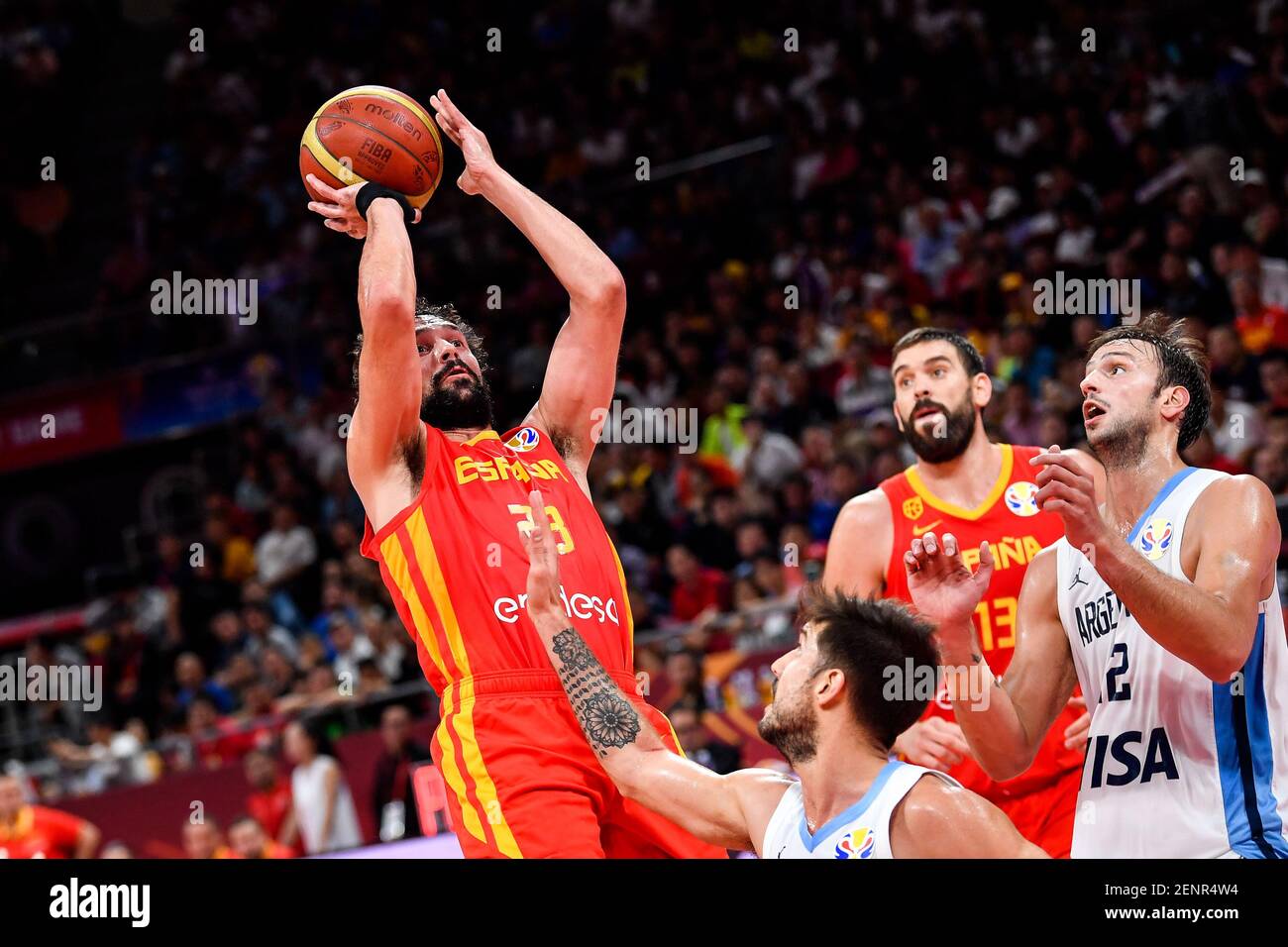 Sergio Llull de España, top, salta al marcador en la final de la Copa  Mundial de Baloncesto de España vs Argentina 2019 de la FIBA en beijng,  China, 15 de septiembre de