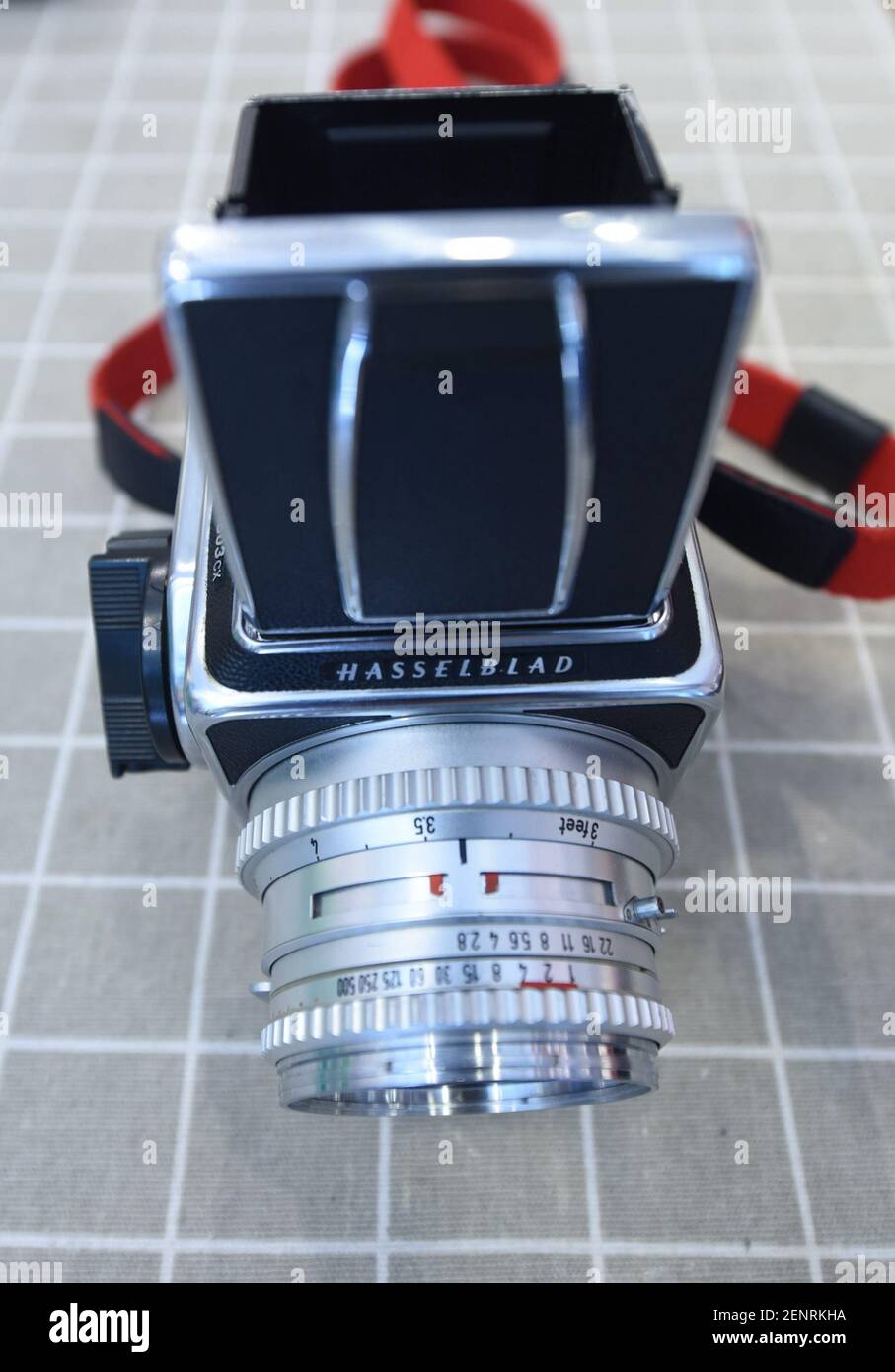 Zhejiang,CHINA-A Hasselblad 503CX cámara de película de formato medio es  tomada en una tienda de cámaras polaroid de segunda mano en Hangzhou, China  oriental provincia de Zhejiang, 18 de septiembre de 2019.