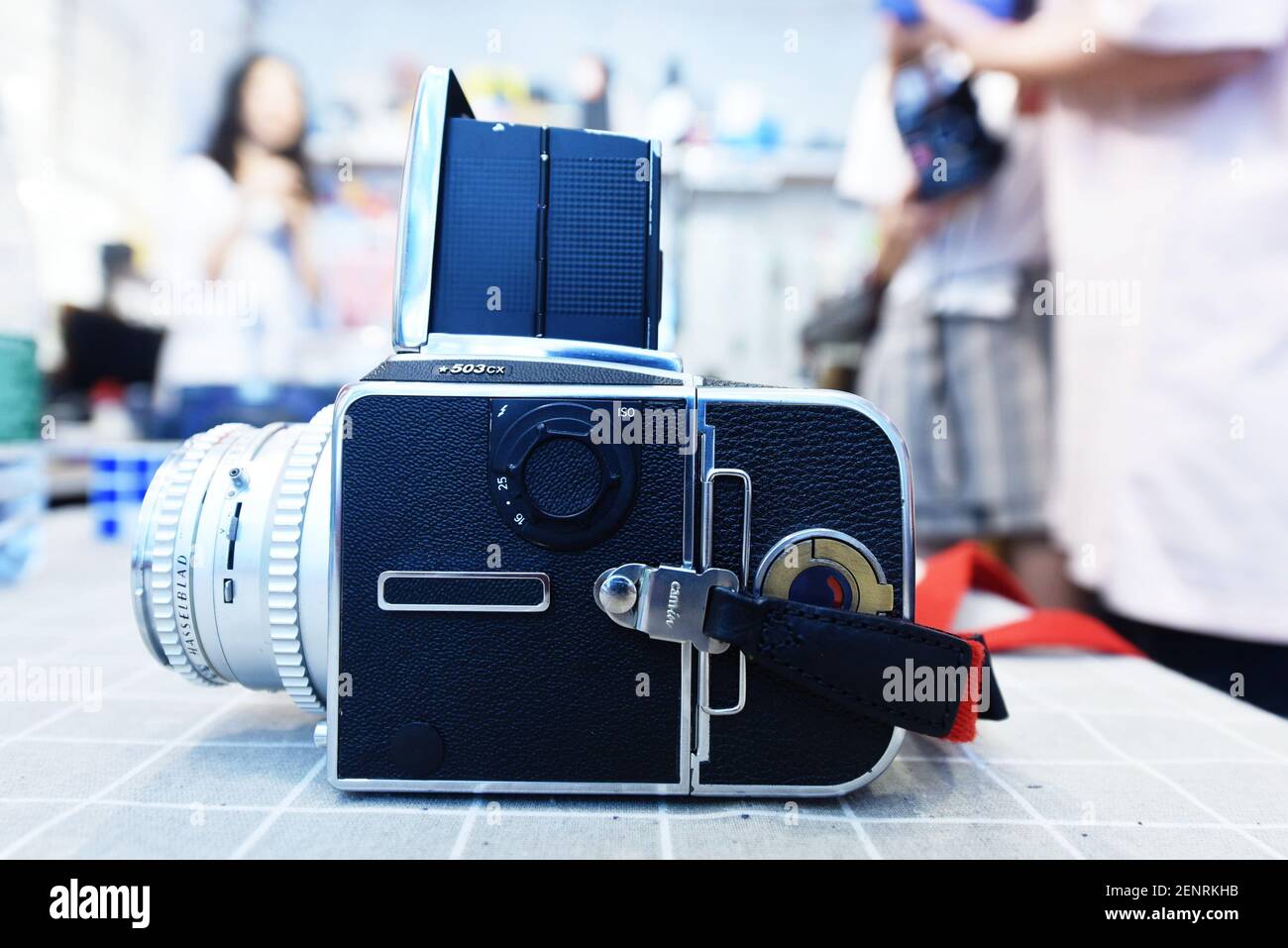 Zhejiang,CHINA-A Hasselblad 503CX cámara de película de formato medio es  tomada en una tienda de cámaras polaroid de segunda mano en Hangzhou, China  oriental provincia de Zhejiang, 18 de septiembre de 2019.