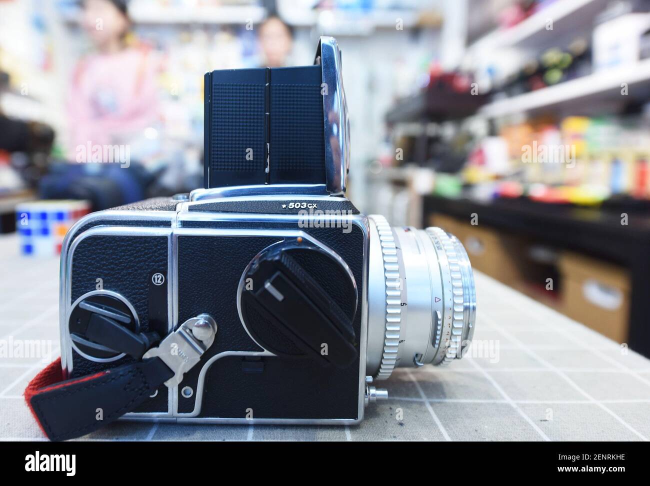 ruido frio masculino Zhejiang,CHINA-A Hasselblad 503CX cámara de película de formato medio es  tomada en una tienda de cámaras polaroid de segunda mano en Hangzhou, China  oriental provincia de Zhejiang, 18 de septiembre de 2019.