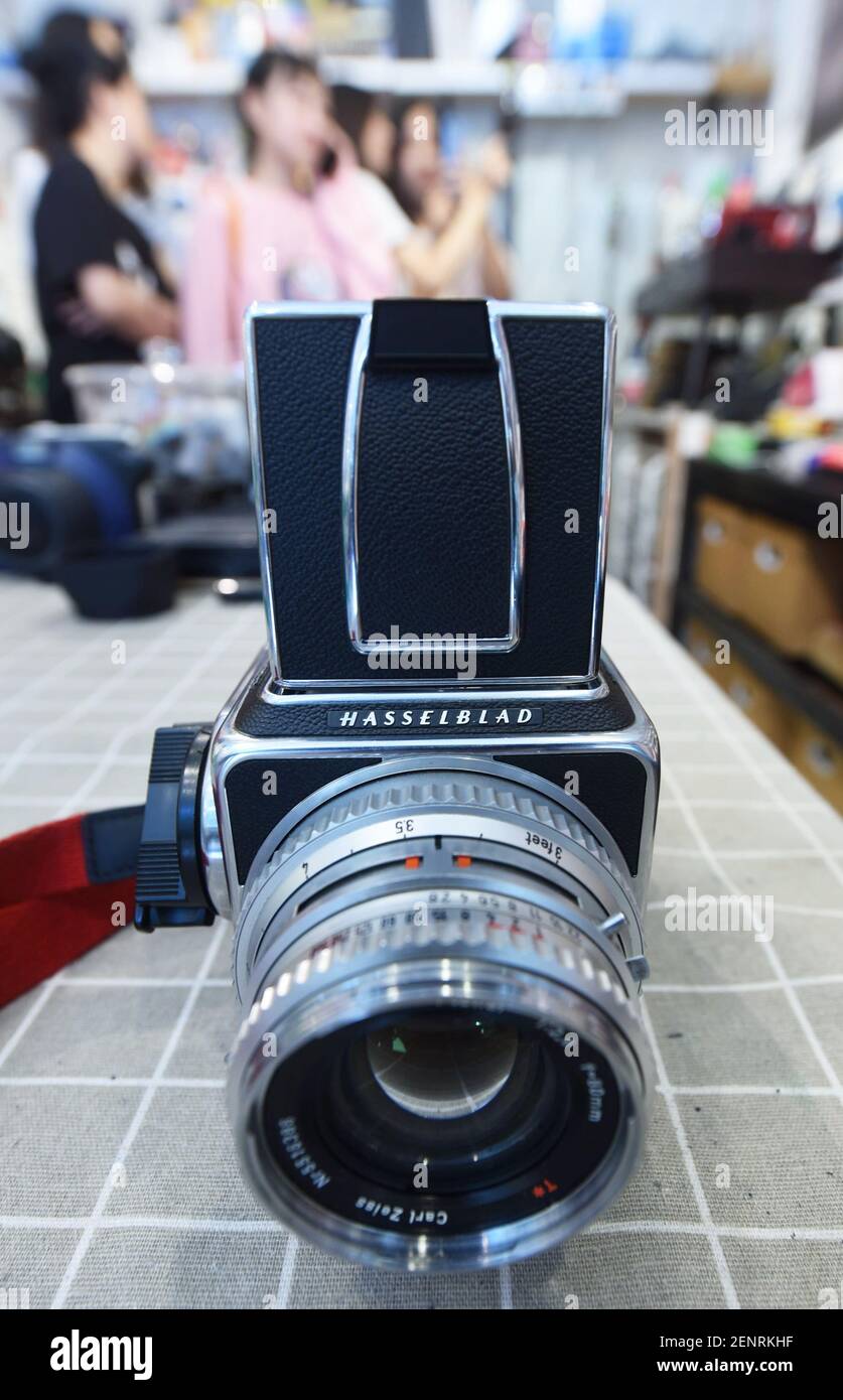 Zhejiang,CHINA-A Hasselblad 503CX cámara de película de formato medio es tomada en una tienda de cámaras de segunda mano en China oriental provincia de Zhejiang, 18 de de 2019.
